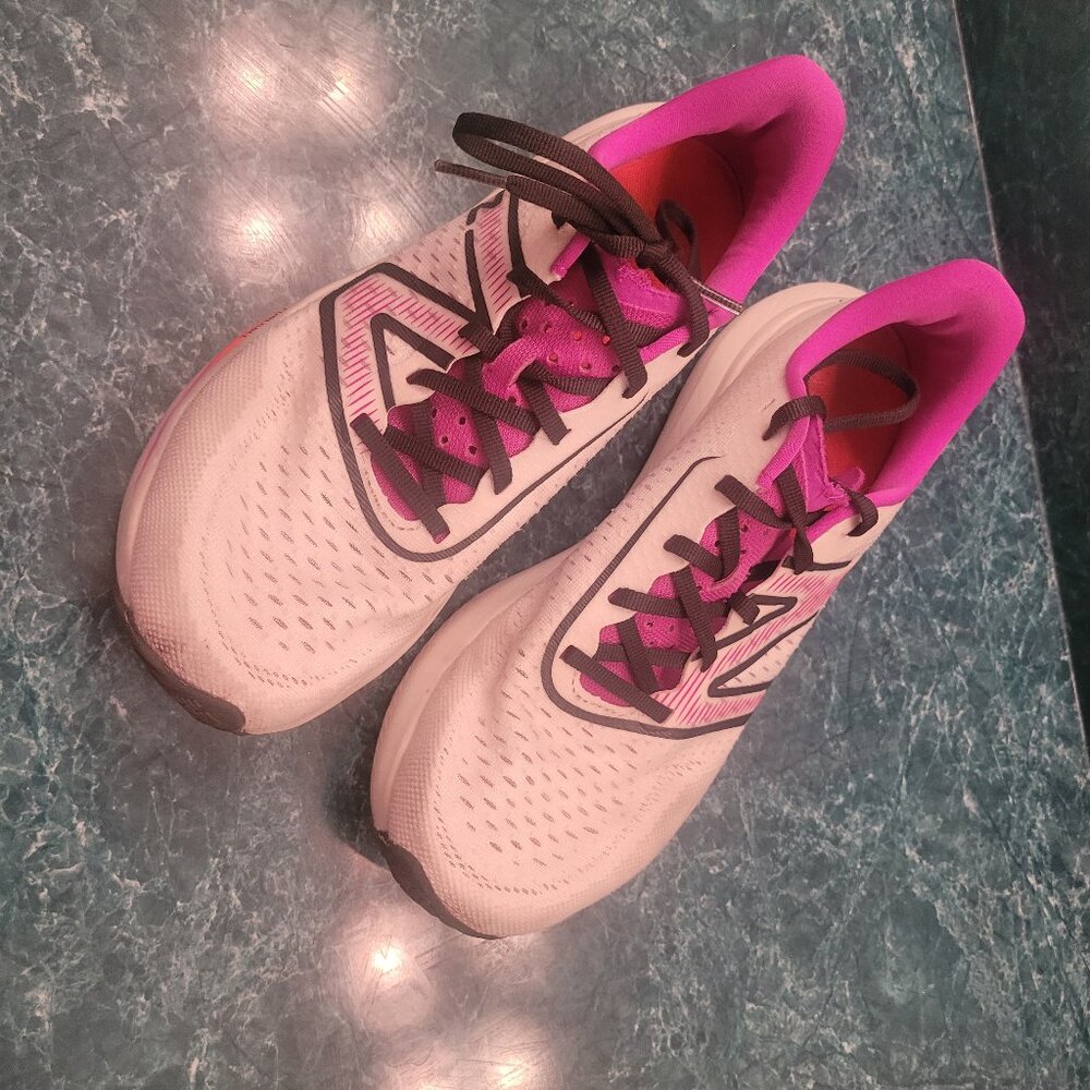 New Balance Fuel Cell Size 8.5